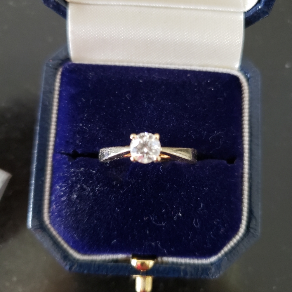 💎 Diamond engagement ring